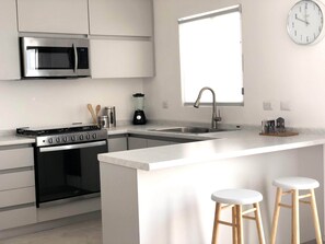 Kjøleskap, mikrobølgeovn, ovn og kokeplater