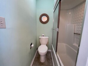 Combined shower/bathtub, towels