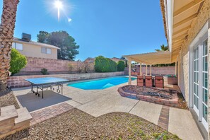 Una piscina al aire libre, una piscina climatizada