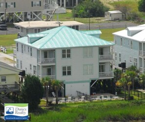 A two-story building with a flat roof and a balcony on the second floor. - Crabby Cabin A - Walk to Beach (Marshfront) in Garden City Beach (Garden City)