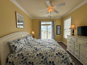 5 bedrooms, free WiFi, bed sheets - Crabby Cabin A - Walk to Beach (Marshfront) in Garden City Beach (Garden City)