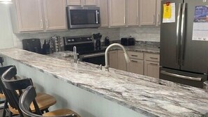Private kitchen - Bikini Bottom - Walk to Beach in Surfside Beach (Surfside Beach)