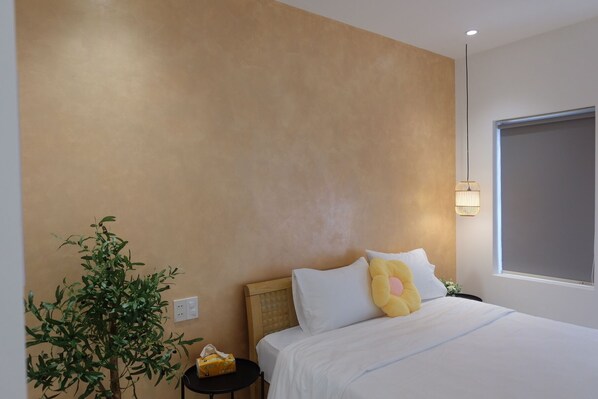 Hypo-allergenic bedding, minibar, blackout drapes, free WiFi