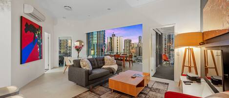 Flatskjerm-TV, Netflix, DVD-spiller og bøker