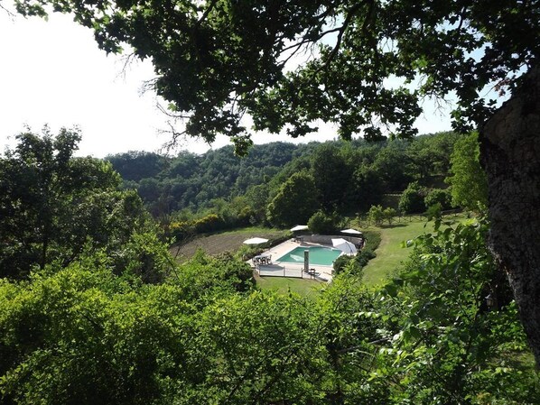 Una piscina al aire libre de temporada