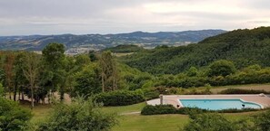 Una piscina al aire libre de temporada