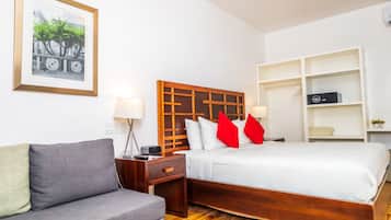 Habitación básica, 1 cama King size y sofá cama | Ropa de cama de alta calidad y minibar