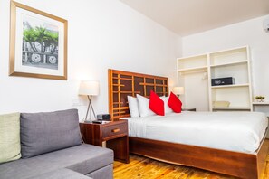 Basic Room, 1 King Bed with Sofa bed | Premium bedding, minibar, in-room safe, individually decorated - La Placita Inn (Roatan)