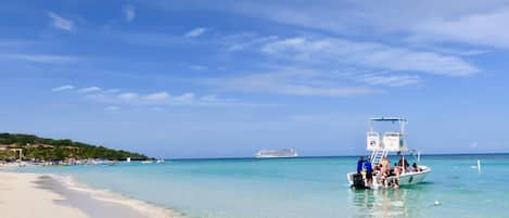 Beach nearby, white sand, sun-loungers, beach umbrellas