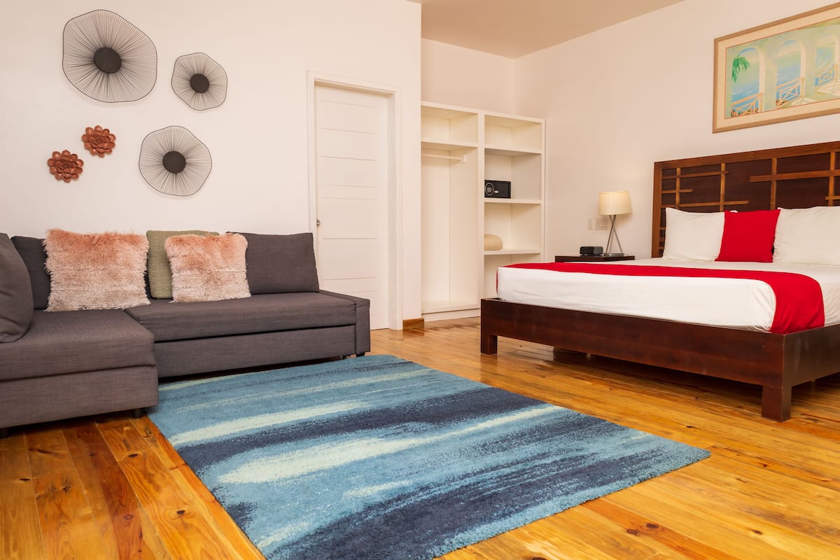 Junior Suite with Balcony | Luxe beddengoed, een minibar, een kluis op de kamer