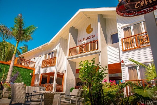 Exterior detail - La Placita Inn (Roatan)