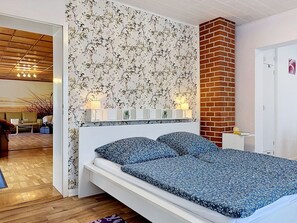 2 bedrooms, travel crib, free WiFi, bed sheets