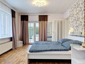 2 室のベッドルーム、旅行用ベビーベッド、WiFi (無料)、ベッドシーツ