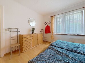 2 bedrooms, travel crib, free WiFi, bed sheets
