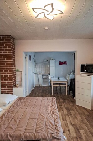 2 bedrooms, travel cot, free WiFi, bed sheets