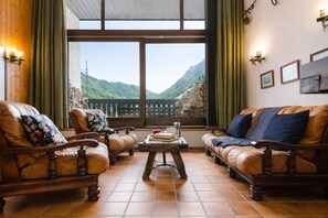 Een televisie en een open haard