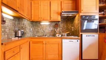 Een koelkast, een oven, een kookplaat, een vaatwasser