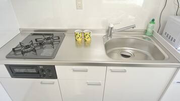 Quarto (9th Floor) | Cozinha privada | Geladeira, micro-ondas, cooktop, chaleira elétrica