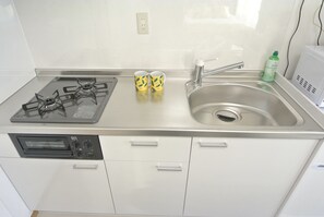 Habitación (9th Floor) | Cocina privada | Frigorífico, microondas, placa de cocina y hervidor eléctrico