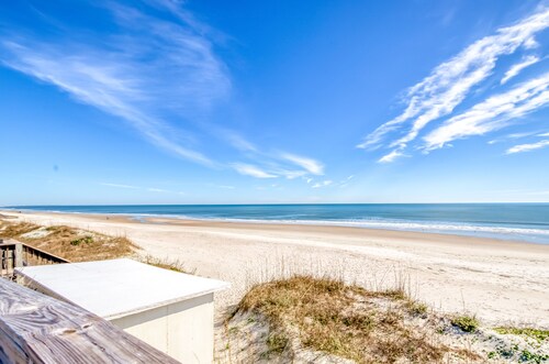 Beautiful oceanfront family-friendly condo with shared pools & resort amenities