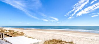 Beautiful oceanfront family-friendly condo with shared pools & resort amenities