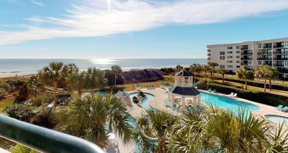 Beautiful oceanfront family-friendly condo with shared pools & resort amenities