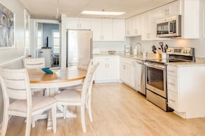 Refrigerador, microondas, horno, placa de cocina