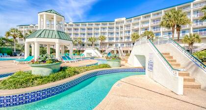 Beautiful oceanfront family-friendly condo with shared pools & resort amenities