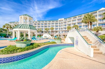 Beautiful oceanfront family-friendly condo with shared pools & resort amenities