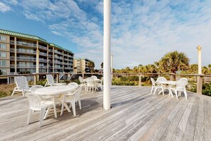 Outdoor dining - Beautiful oceanfront family-friendly condo with shared pools & resort amenities (Litchfield Beach)