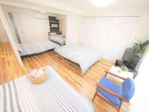 Room (/4)