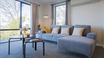 Deluxe Sea View Queen Room Room5 | Living room
