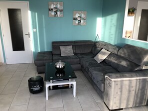 TV - Spacious apartment with large terrace. Close to tram line. (Le Havre)