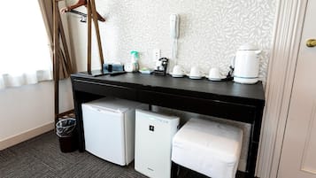 Combined shower/bathtub, free toiletries, hair dryer, bathrobes