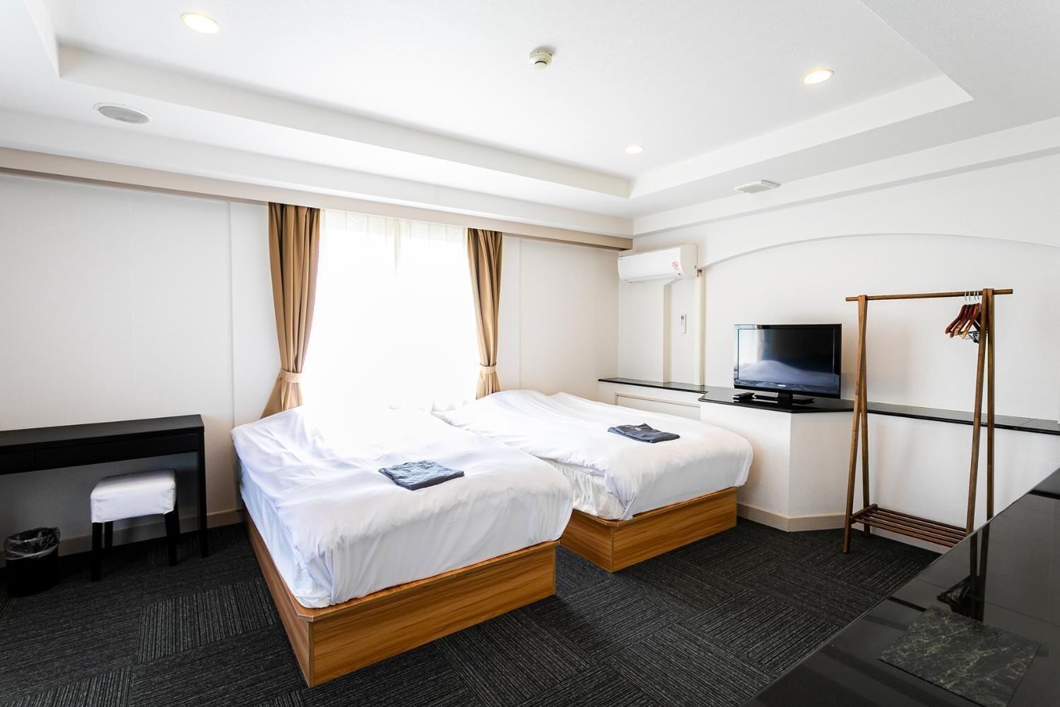 1 bedroom, desk, free wifi, bed sheets