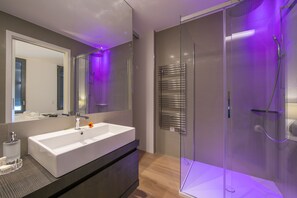 Dusj, hårføner, bidé og håndklær