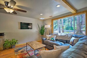 Smart-TV, DVD-Player, Bücher, Stereoanlage