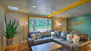 Smart-tv, een dvd-speler, boeken en een stereo