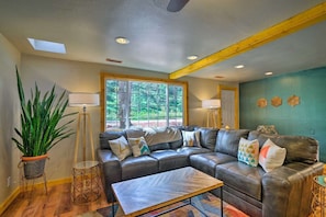 Smart TV, DVD player, books, stereo - Unique mountain home. 
Surround by trails, nature and a creek across the street
 (Cascade)