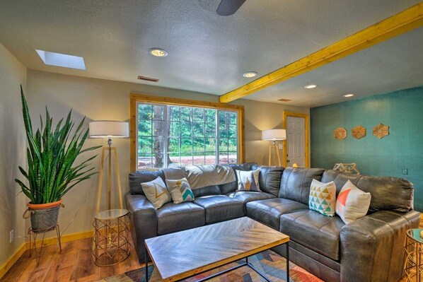 Smart TV, fireplace, DVD player, books