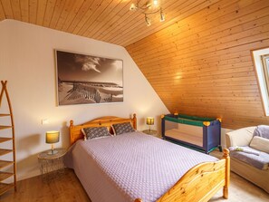 3 bedrooms, iron/ironing board, travel cot