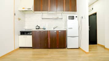 Apartment | Private kitchenette | Fridge, microwave, stovetop, cookware/dishes/utensils