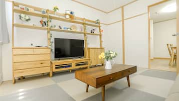 Apartment | Living room | Flat-screen TV