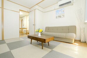 Apartment | Living area | Flat-screen TV - Nipponbashi Super House (Moriguchi)