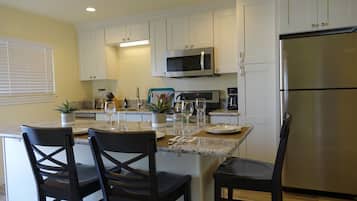 Geladeira, micro-ondas, fogão, cooktop