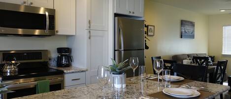 Een koelkast, een magnetron, een oven, een kookplaat