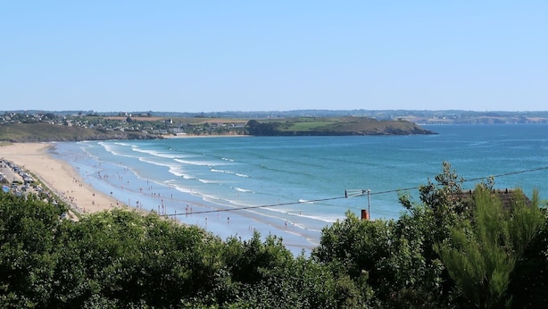 A coastal view with a beach, clear sky, and distant hills. - Stunning private villa for 6 people with WIFI, TV, terrace and pets allowed (Pentrez)