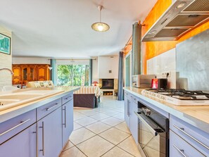 電子レンジ、オーブン、食器洗い機、冷凍庫