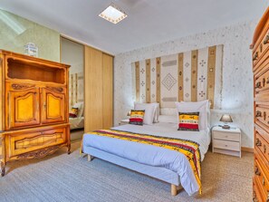 3 室のベッドルーム、旅行用ベビーベッド、WiFi (無料)、ベッドシーツ