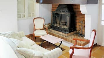 Télévision, cheminée, lecteur de DVD